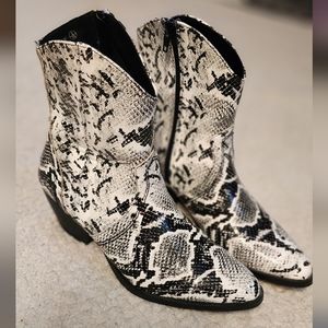 JOL Molly Faux Snake Zip Up Boots size 6